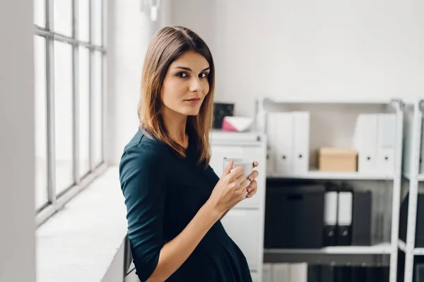 Mujer joven intensa —  Fotos de Stock