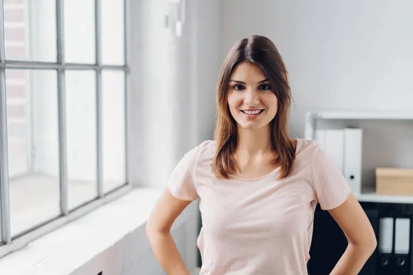 Porträt einer lächelnden jungen Frau — Stockfoto