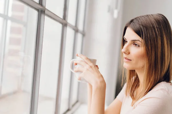 Junge Frau stehend — Stockfoto