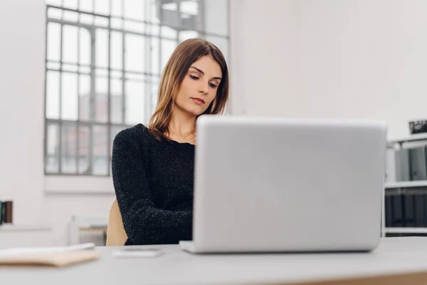 Frau mit besorgtem Gesichtsausdruck — Stockfoto