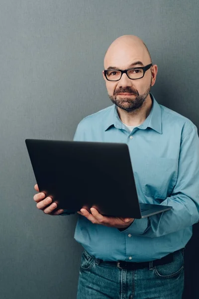 Porträtt av skallig man — Stockfoto