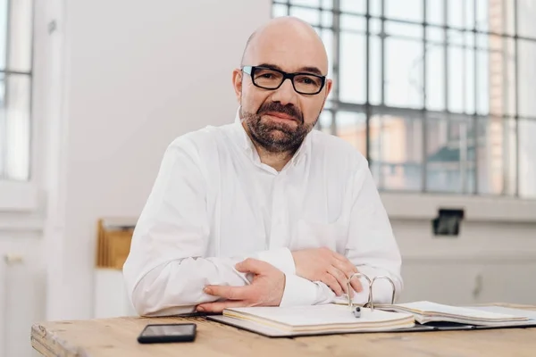 Confident man looking at camera — Stock Photo, Image