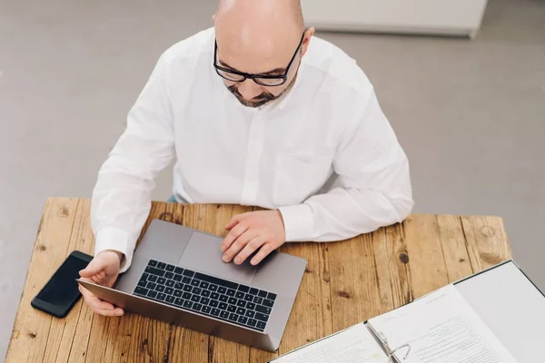 Man met witte overhemd — Stockfoto