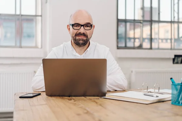 Affärsman tonföljd tittar in i kameran — Stockfoto