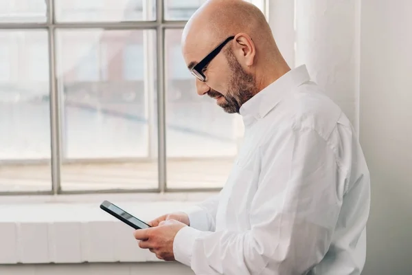 Mann benutzte ein Handy — Stockfoto