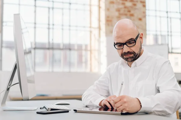 Diseñador trabajando con una tableta digital —  Fotos de Stock