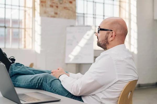 Geschäftsmann entspannt mit Füßen am Schreibtisch — Stockfoto