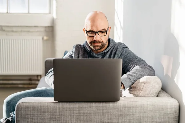 Man slappnar av hemma — Stockfoto