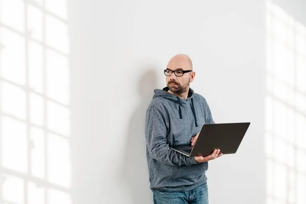 Omtänksamma man står — Stockfoto