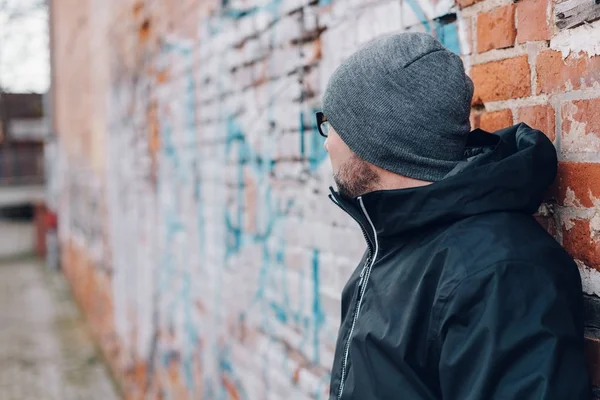 Man in anorak en gebreide cap — Stockfoto