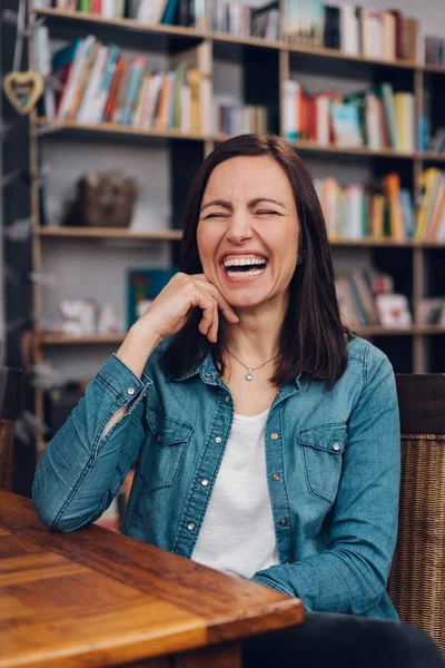 Wanita memiliki tertawa yang baik — Stok Foto