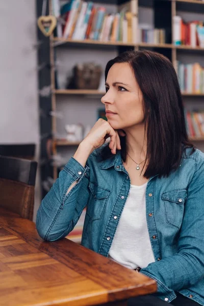 Femme pensive assise profondément dans la pensée — Photo