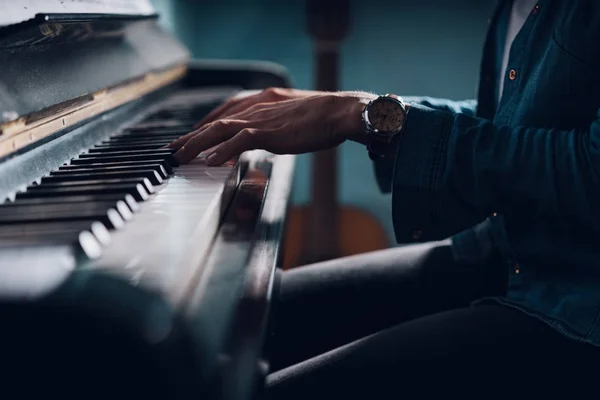 Kvinna Sitter Vid Piano Spelar Musik — Stockfoto