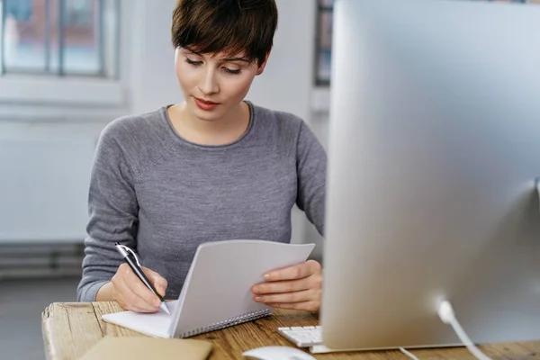 Joven mujer de negocios — Foto de Stock