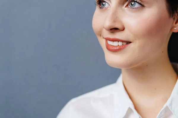 Jovencita sonriente — Foto de Stock