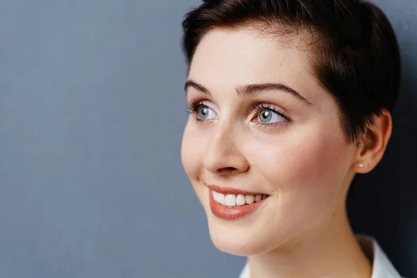 Lächelnde junge Frau — Stockfoto