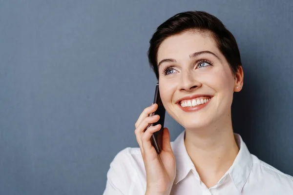 Jonge vrolijke vrouw — Stockfoto