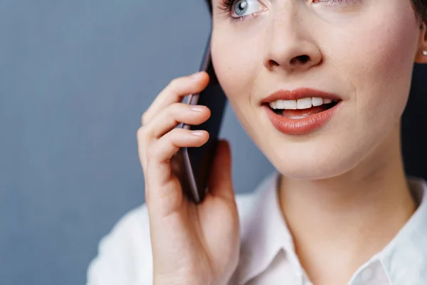 Žena mluví na mobilním telefonu — Stock fotografie