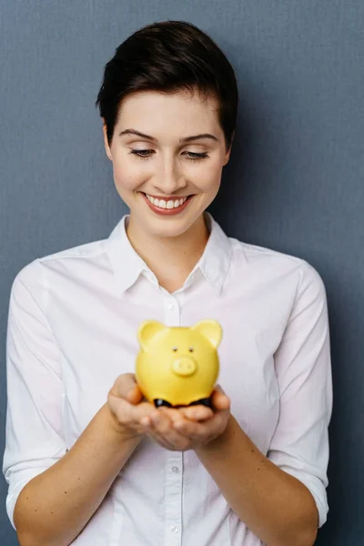 Junge fröhliche Frau — Stockfoto