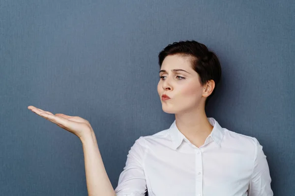 Niet overtuigd vrouw op zoek bij de hand — Stockfoto