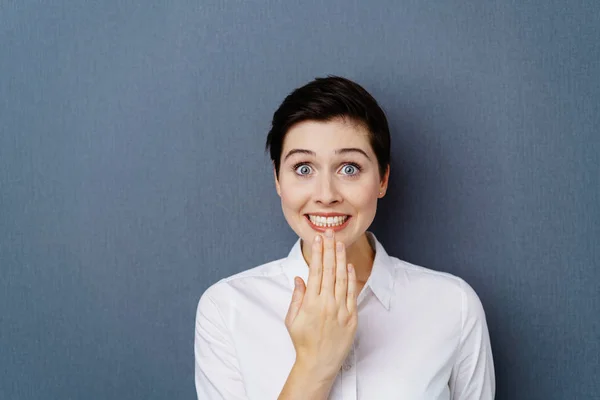 Vrouw met een grote ogen uitdrukking — Stockfoto