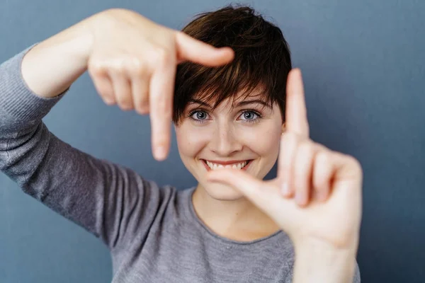 フレーム ジェスチャーを作るきれいな女性 — ストック写真