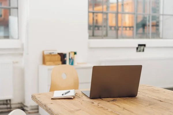 Mesa Oficina Vacía Con Computadora Portátil Papeleo Oficina Moderna Espaciosa —  Fotos de Stock