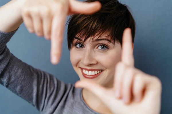 Attraktive Frau mit einem schönen Lächeln — Stockfoto