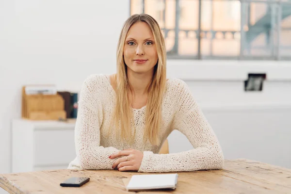 Avslappnad affärskvinna med ett vänligt leende — Stockfoto