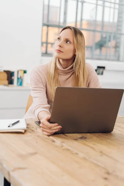 Mujer hermosa rubia creativa — Foto de Stock