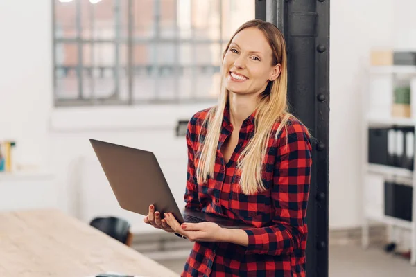 Lachende gelukkig vrouw — Stockfoto