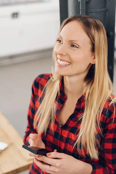 Frau mit einem strahlenden glücklichen Lächeln — Stockfoto