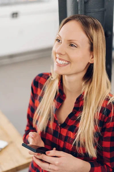 Femme avec un sourire heureux rayonnant — Photo