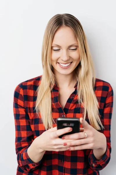 Vrouw met lang blond haar — Stockfoto