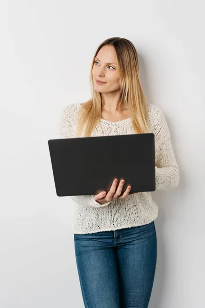 Blonde langharige vrouw — Stockfoto