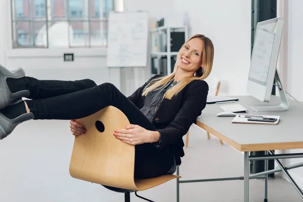 Mujer de negocios colgando sus piernas sobre la silla — Foto de Stock