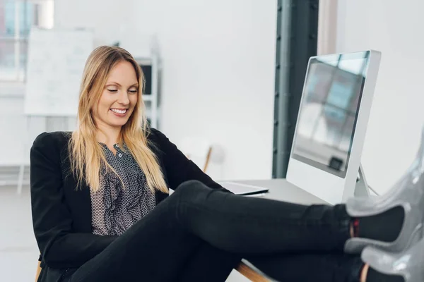 Inteligente relajante mujer de negocios — Foto de Stock