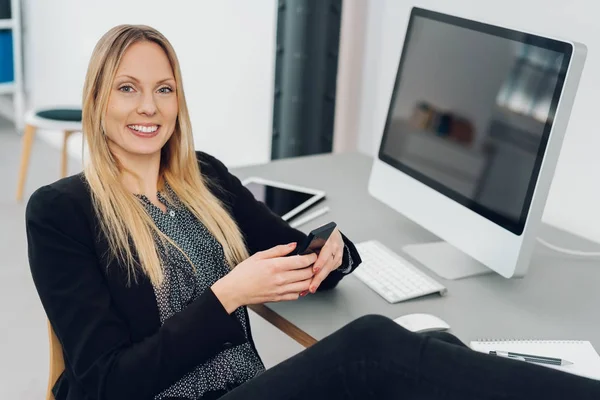 Glückliche erfolgreiche Geschäftsfrau — Stockfoto