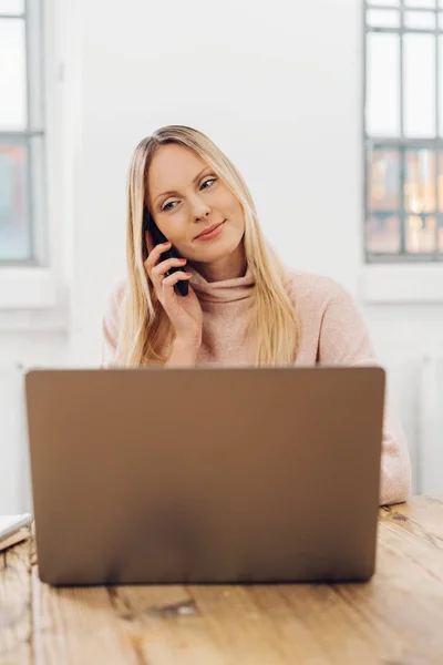 Geschäftsfrau hört auf einen Anruf — Stockfoto