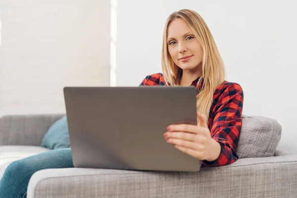 Perempuan santai dengan laptop — Stok Foto