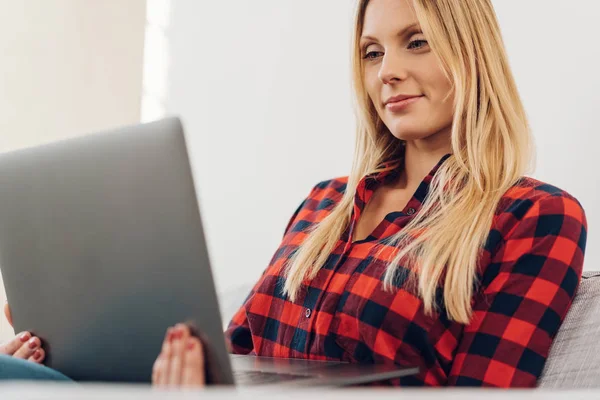 Smiling woman sitting reading — Stock Photo, Image