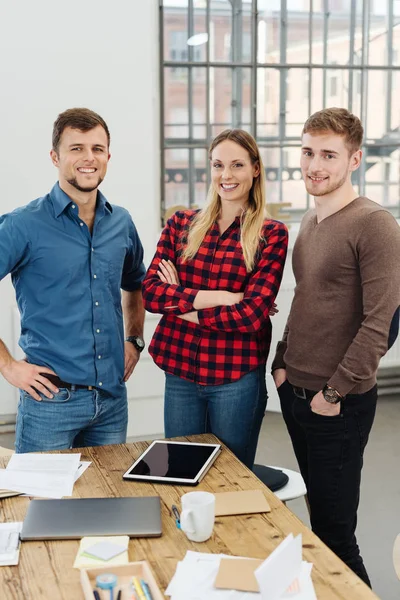Tres Jóvenes Empresarios Agrupados Torno Una Tableta — Foto de Stock