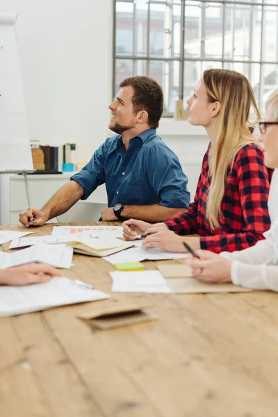 Tres Jóvenes Colegas Reunión Negocios —  Fotos de Stock