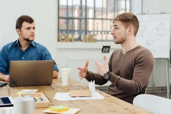 Zwei Geschäftsleute Die Sich Tisch Treffen Und Miteinander Reden — Stockfoto
