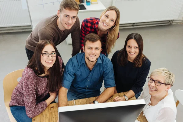 Grupo Jóvenes Empresarios Felices Motivados Sentados Agrupados Alrededor Del Monitor —  Fotos de Stock