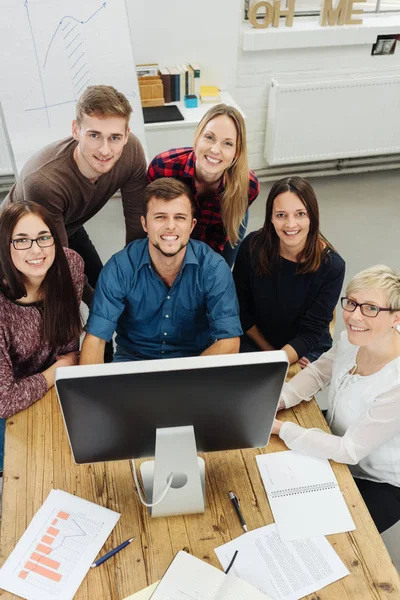 Motiverade Unga Business Team Grupperade Tillsammans Stationär Dator — Stockfoto