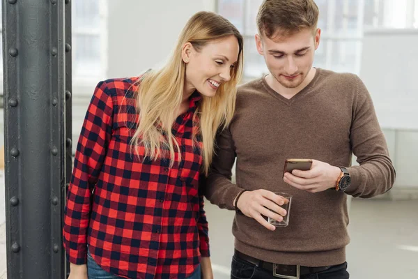 Frau Schaut Auf Smartphone Männlicher Hand — Stockfoto