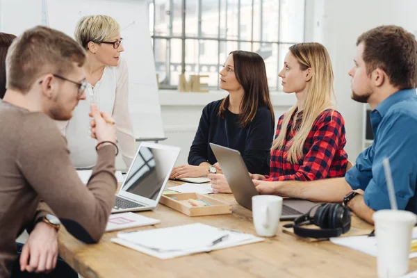 Equipo Hablando Sobre Temas Serios Trabajando Computadoras Portátiles Reunión — Foto de Stock