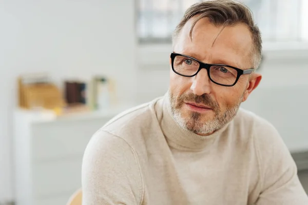 Hombre Barbudo Mediana Edad Con Gafas Sentado Una Oficina Mirando —  Fotos de Stock