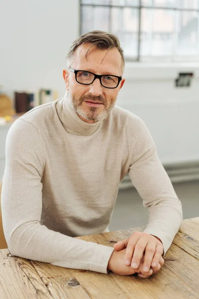 Självsäker Eleganta Medelålders Mannen Bär Glasögon Som Sitter Vid Ett — Stockfoto